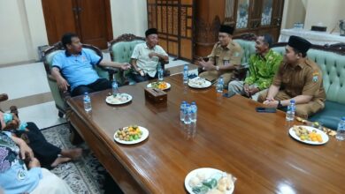 Perwakilan Muhammadiyah dan NU Pamotan berdiskusi dalam forum audiensi bersama Bupati Rembang di meja rapat.