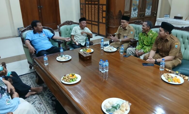Perwakilan Muhammadiyah dan NU Pamotan berdiskusi dalam forum audiensi bersama Bupati Rembang di meja rapat.