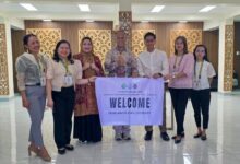 Delegasi FKIP UMS bersama pimpinan Cavite State University membentangkan spanduk sambutan Visiting Professor di Filipina.