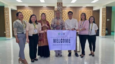 Delegasi FKIP UMS bersama pimpinan Cavite State University membentangkan spanduk sambutan Visiting Professor di Filipina.