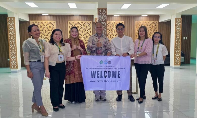 Delegasi FKIP UMS bersama pimpinan Cavite State University membentangkan spanduk sambutan Visiting Professor di Filipina.