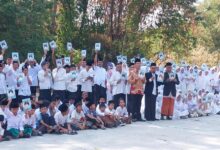 Santri dan pengasuh PonpesMU Manafi’ul ‘Ulum Sambi Boyolali memegang majalah Warta Manafi saat peringatan Hari Santri 2026.