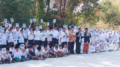 Santri dan pengasuh PonpesMU Manafi’ul ‘Ulum Sambi Boyolali memegang majalah Warta Manafi saat peringatan Hari Santri 2026.