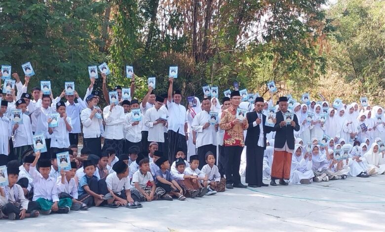 Santri dan pengasuh PonpesMU Manafi’ul ‘Ulum Sambi Boyolali memegang majalah Warta Manafi saat peringatan Hari Santri 2026.