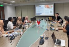 Delegasi FEB UMS berdiskusi dalam rapat kerja sama internasional di ruang pertemuan STUST Taiwan dengan latar layar presentasi.