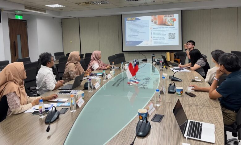 Delegasi FEB UMS berdiskusi dalam rapat kerja sama internasional di ruang pertemuan STUST Taiwan dengan latar layar presentasi.