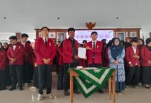 Pelantikan IMM Bisyron Muhtar AKMT Magelang penyerahan berkas amanah kepemimpinan kader