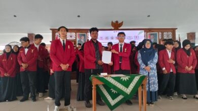 Pelantikan IMM Bisyron Muhtar AKMT Magelang penyerahan berkas amanah kepemimpinan kader