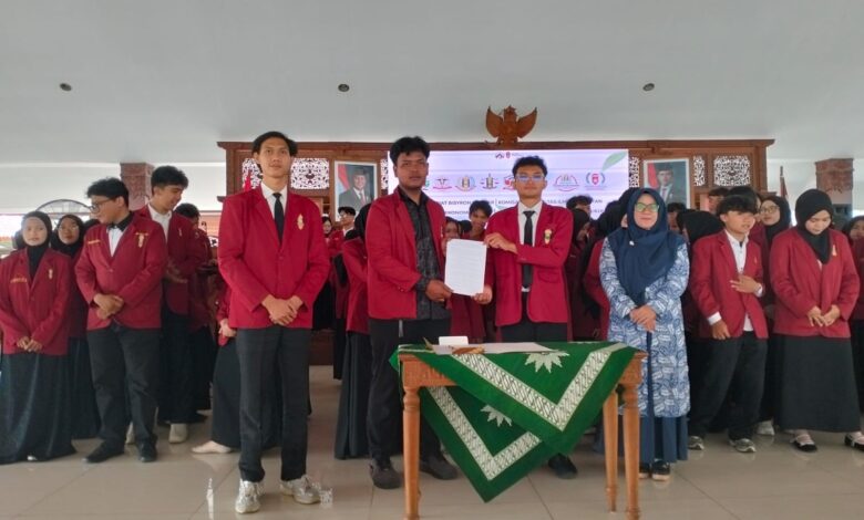 Pelantikan IMM Bisyron Muhtar AKMT Magelang penyerahan berkas amanah kepemimpinan kader