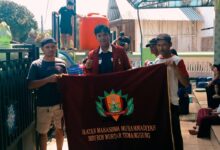 Kader PK IMM Bisyron Muhtar AKMT mendistribusikan bantuan air bersih Temanggung di Desa Tepusen