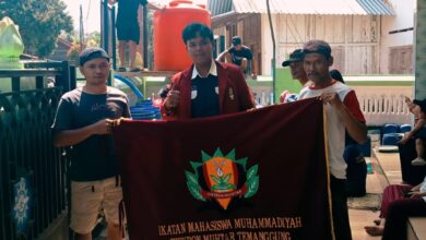 Kader PK IMM Bisyron Muhtar AKMT mendistribusikan bantuan air bersih Temanggung di Desa Tepusen