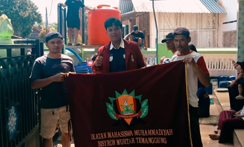 Kader PK IMM Bisyron Muhtar AKMT mendistribusikan bantuan air bersih Temanggung di Desa Tepusen
