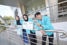 Tiga mahasiswa UMS memperlihatkan sertifikat juara 1 dan poster karya inovasi filter air daun bambu BALFOGER.