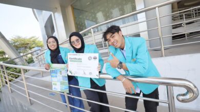 Tiga mahasiswa UMS memperlihatkan sertifikat juara 1 dan poster karya inovasi filter air daun bambu BALFOGER.