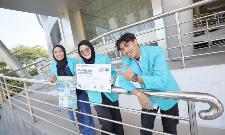 Tiga mahasiswa UMS memperlihatkan sertifikat juara 1 dan poster karya inovasi filter air daun bambu BALFOGER.