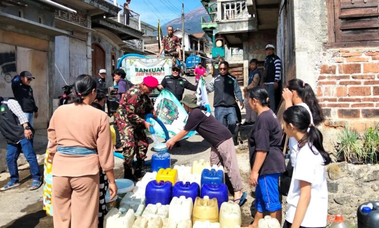 Personel KOKAM dan relawan BikersMu menyalurkan bantuan air bersih ke dalam jeriken warga di Dusun Tanggulanom Temanggung.