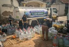 Petugas PMI dan warga mengisi galon air pada program penyaluran bantuan air bersih Temanggung oleh BTM Surya Amanah.