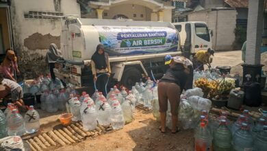 Petugas PMI dan warga mengisi galon air pada program penyaluran bantuan air bersih Temanggung oleh BTM Surya Amanah.