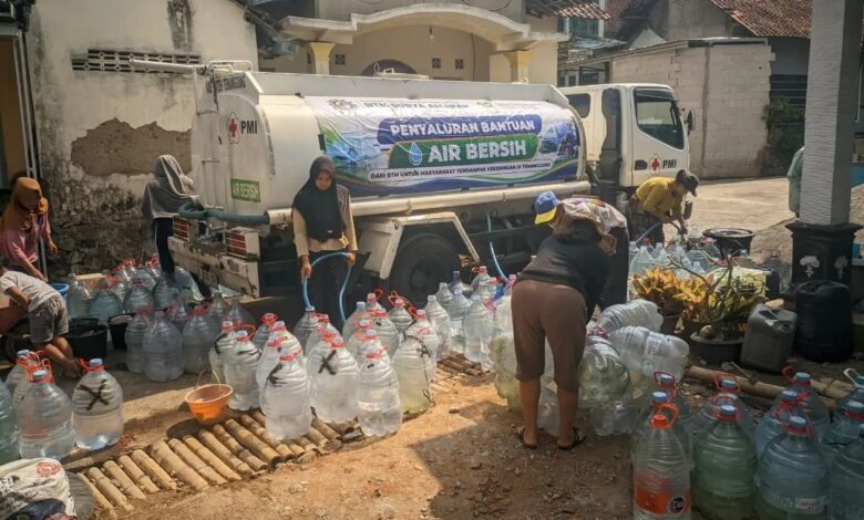 Petugas PMI dan warga mengisi galon air pada program penyaluran bantuan air bersih Temanggung oleh BTM Surya Amanah.