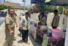 Rektor UMPWR Assoc Prof Dr Teguh Wibowo MPd meninjau stan produk kewirausahaan mahasiswa pada Mini Showcase PLUT Academy 2026 di Kabupaten Purworejo.