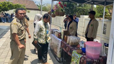 Rektor UMPWR Assoc Prof Dr Teguh Wibowo MPd meninjau stan produk kewirausahaan mahasiswa pada Mini Showcase PLUT Academy 2026 di Kabupaten Purworejo.