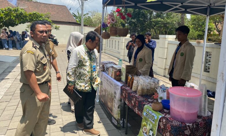 Rektor UMPWR Assoc Prof Dr Teguh Wibowo MPd meninjau stan produk kewirausahaan mahasiswa pada Mini Showcase PLUT Academy 2026 di Kabupaten Purworejo.