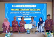 Rektor UNIMUS dan Direktur Polines menunjukkan berkas MoU penandatanganan kerja sama UNIMUS Polines kolaborasi AI di Semarang.