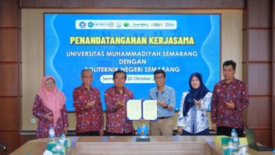 Rektor UNIMUS dan Direktur Polines menunjukkan berkas MoU penandatanganan kerja sama UNIMUS Polines kolaborasi AI di Semarang.