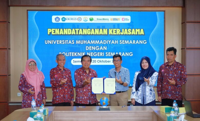 Rektor UNIMUS dan Direktur Polines menunjukkan berkas MoU penandatanganan kerja sama UNIMUS Polines kolaborasi AI di Semarang.
