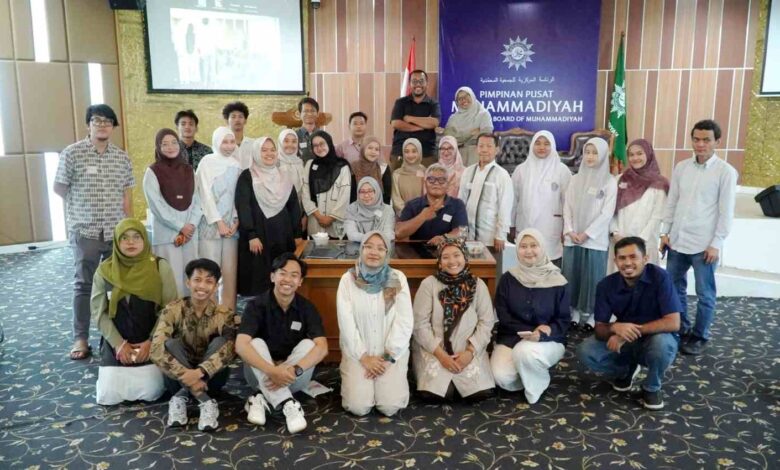 Peserta dan pemateri foto bersama dalam pelatihan fotografi jurnalistik Eco Bhinneka Muhammadiyah di Gedung Pusat Dakwah Muhammadiyah Jakarta.