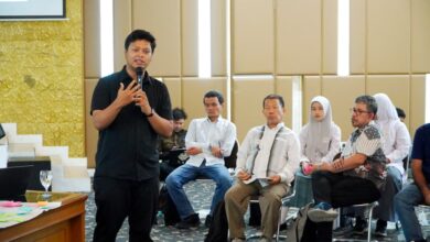 Hanif Indhie Pratama memaparkan materi strategi mengolah informasi untuk media sosial di hadapan peserta pelatihan Eco Bhinneka Muhammadiyah.