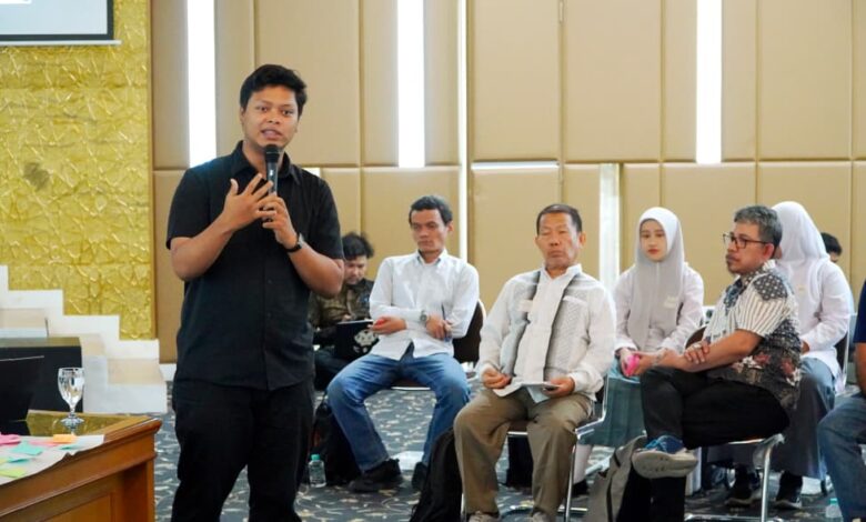 Hanif Indhie Pratama memaparkan materi strategi mengolah informasi untuk media sosial di hadapan peserta pelatihan Eco Bhinneka Muhammadiyah.