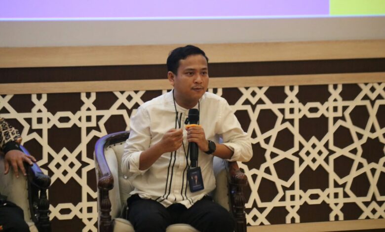 Hilma Fanniar Rohman, Direktur Eksekutif PSKP UAD, saat memaparkan hasil riset evaluasi program Prabowo Gibran di Yogyakarta.