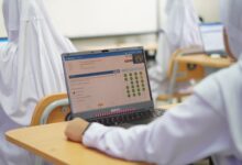 Siswa sekolah mengenakan seragam putih mengikuti Try Out TKA SMP UMP secara berbasis komputer menggunakan laptop.