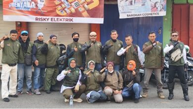 Rombongan anggota komunitas BikersMu Wonosobo berfoto bersama sebelum melangsungkan kegiatan touring dakwah ke Goa Seplawan Purworejo.