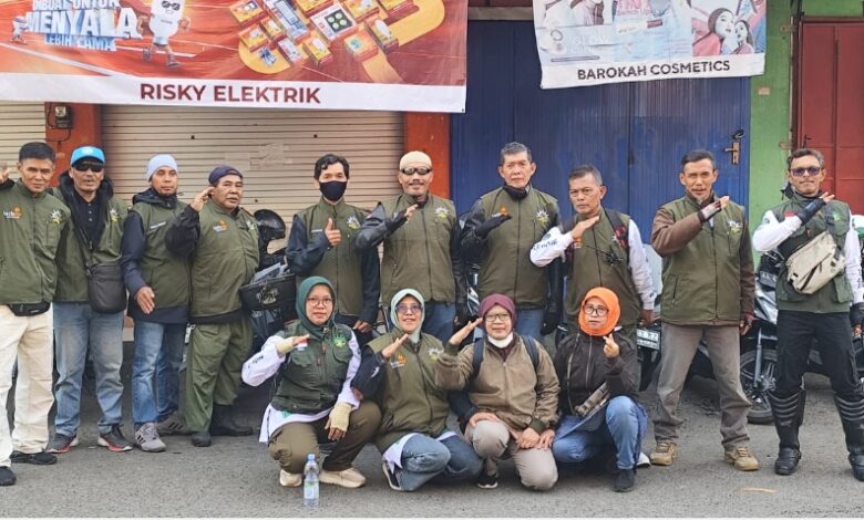 Rombongan anggota komunitas BikersMu Wonosobo berfoto bersama sebelum melangsungkan kegiatan touring dakwah ke Goa Seplawan Purworejo.