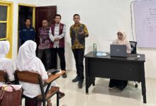 Wakil Rektor III UM Bima Dr. Hajairin memberikan sosialisasi pencegahan kekerasan seksual di depan mahasiswa Fakultas Kesehatan.