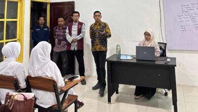 Wakil Rektor III UM Bima Dr. Hajairin memberikan sosialisasi pencegahan kekerasan seksual di depan mahasiswa Fakultas Kesehatan.