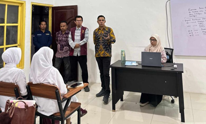 Wakil Rektor III UM Bima Dr. Hajairin memberikan sosialisasi pencegahan kekerasan seksual di depan mahasiswa Fakultas Kesehatan.