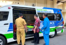 Tim Dinkes Surakarta memeriksa fasilitas Ambulans Gawat Darurat RS UMS A.R. Fachrudin