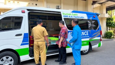 Tim Dinkes Surakarta memeriksa fasilitas Ambulans Gawat Darurat RS UMS A.R. Fachrudin