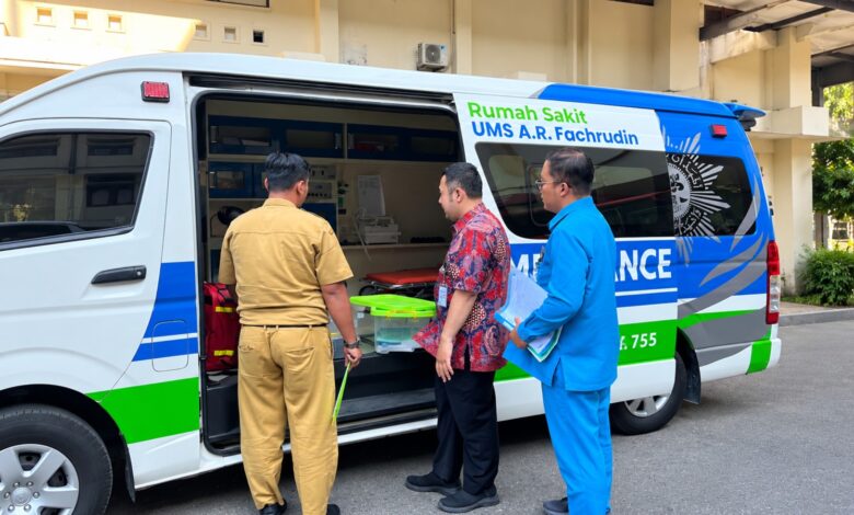 Tim Dinkes Surakarta memeriksa fasilitas Ambulans Gawat Darurat RS UMS A.R. Fachrudin