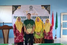 Penyerahan bantuan modal usaha dari PDA Aisyiyah Jepara kepada pasangan mualaf untuk mencegah KDRT dan memperkuat pemberdayaan keluarga.