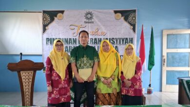 Penyerahan bantuan modal usaha dari PDA Aisyiyah Jepara kepada pasangan mualaf untuk mencegah KDRT dan memperkuat pemberdayaan keluarga.