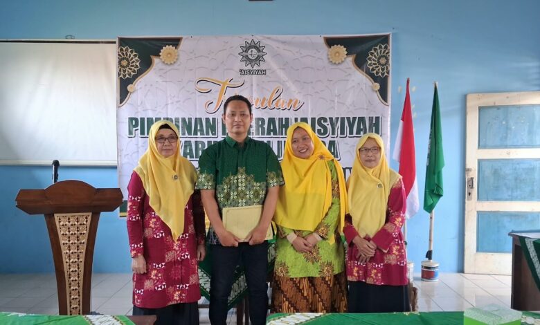 Penyerahan bantuan modal usaha dari PDA Aisyiyah Jepara kepada pasangan mualaf untuk mencegah KDRT dan memperkuat pemberdayaan keluarga.