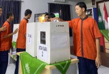 Siswa SMK Muhamka memasukkan surat suara ke kotak suara saat Pemilu Ketua IPM.