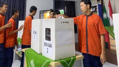 Siswa SMK Muhamka memasukkan surat suara ke kotak suara saat Pemilu Ketua IPM.