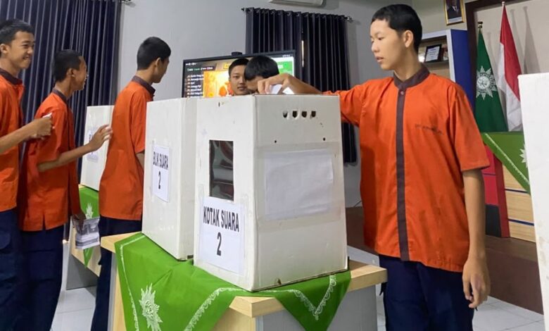 Siswa SMK Muhamka memasukkan surat suara ke kotak suara saat Pemilu Ketua IPM.