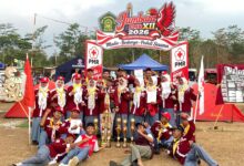 Kontingen PMR Wira SMK Muhamka memegang piala juara umum dan piagam penghargaan pada Jumbara PMR Kabupaten Pekalongan 2026.