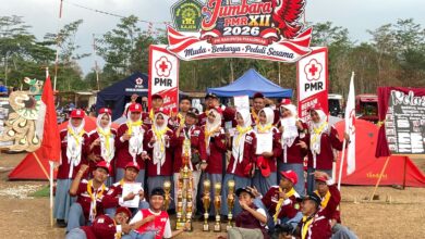 Kontingen PMR Wira SMK Muhamka memegang piala juara umum dan piagam penghargaan pada Jumbara PMR Kabupaten Pekalongan 2026.